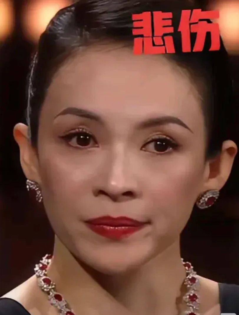 以前每次走红毯，章子怡的气场都很强大，有一种高雅富贵成熟的美丽。现在的眼神里