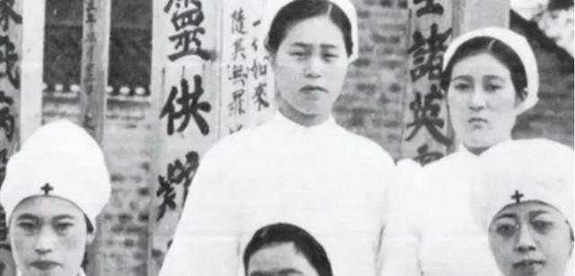 1946年的除夕夜，当时一群女护士以“吃药”为名，将毒药喂给了解放军伤员。在凌晨