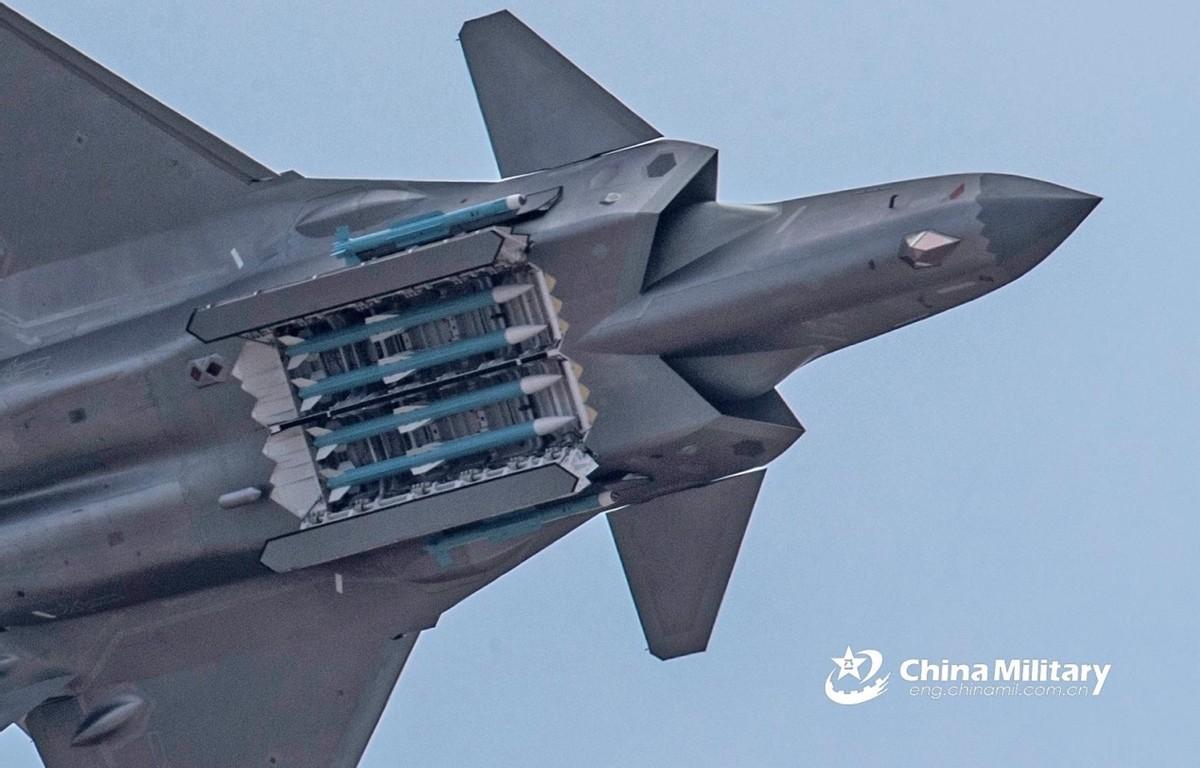 紧急后撤预警机？外媒报道称，中国的PL-16空对空导弹参数曝光了！三百公里射
