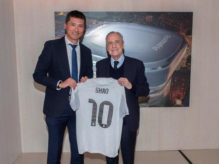 邵佳一历史性访问皇马基地 弗洛伦蒂诺赠核心10号球衣