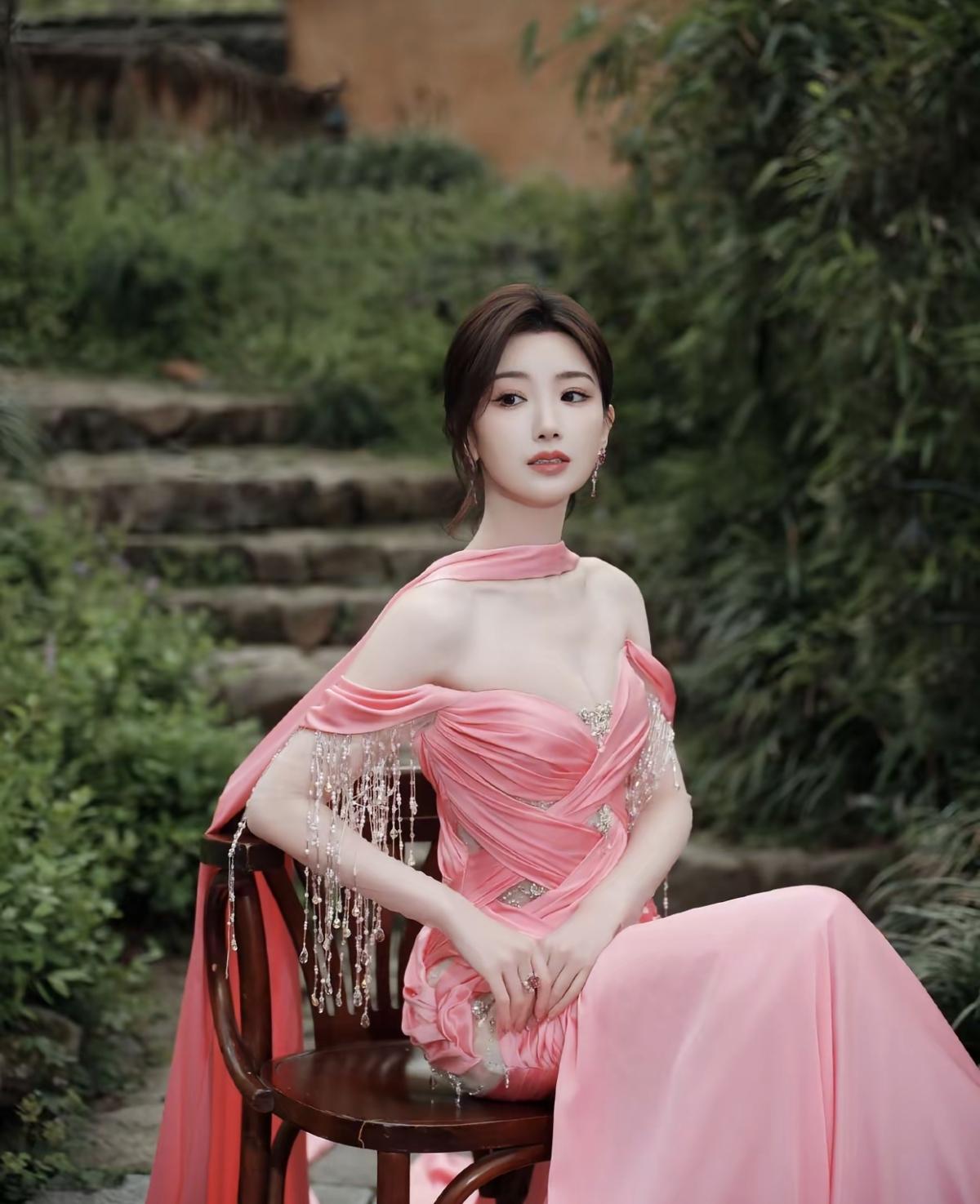 邂逅林间蜜桃仙子，毛晓彤这身粉裙美得恰到好处[赞] 林间绿意衬粉裙，毛晓彤把温柔