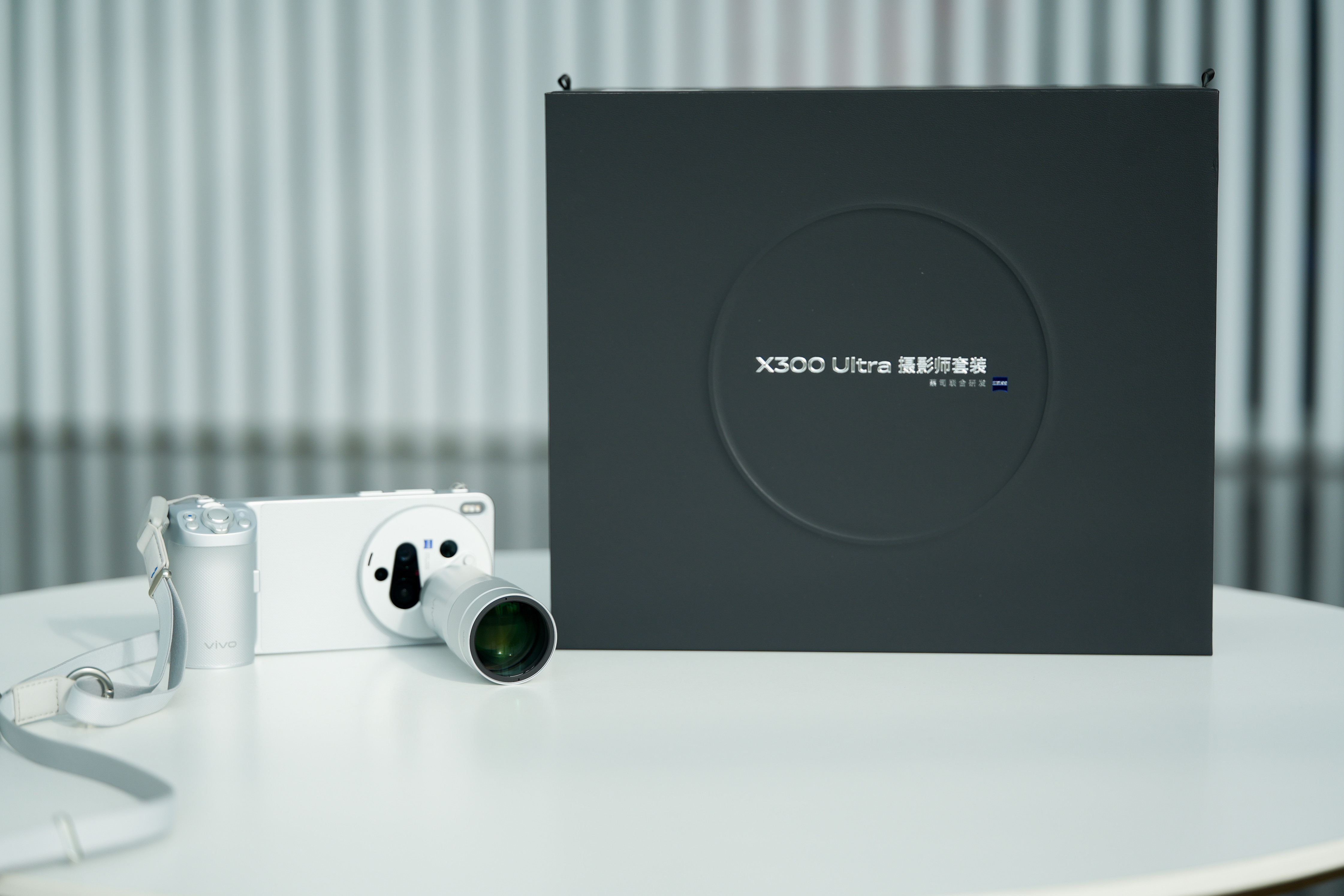 vivoX300Ultra的Ultra大三元，核心就是打破手机影像的固有逻辑，
