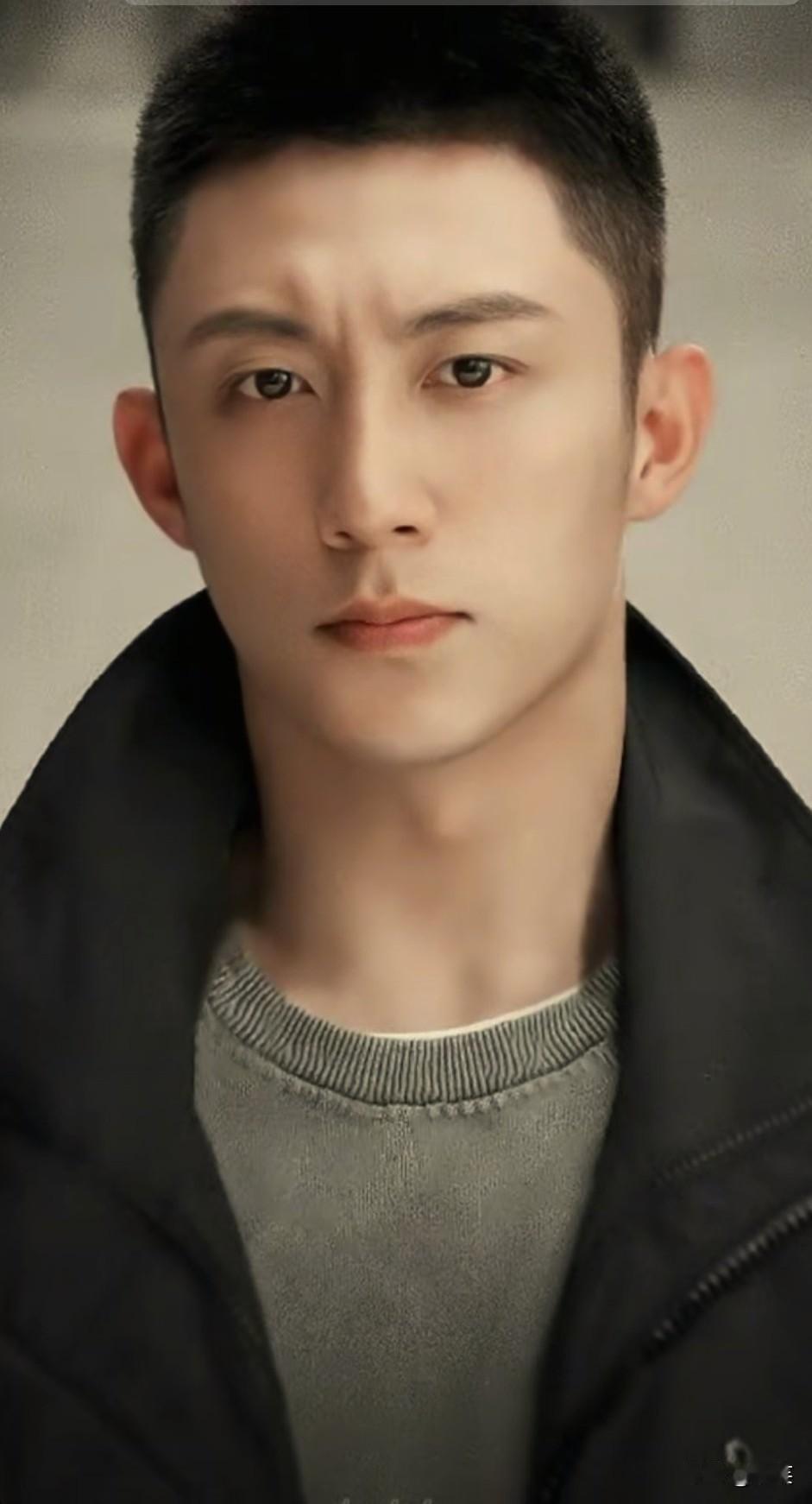 现在大街上，有个奇怪的现象，大部分的男士，都开始留着短头发，留长