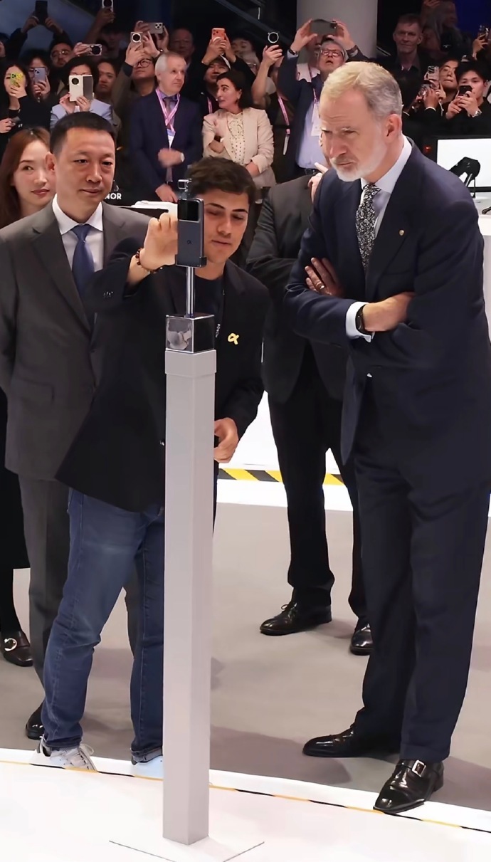 刷个新闻都能被骄傲到！西班牙国王在MWC现场，居然被中国手机圈粉了。视频里他拿着