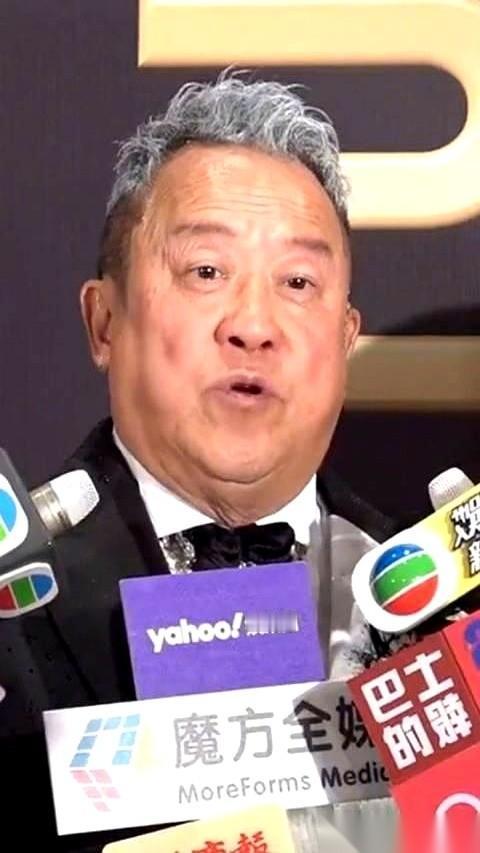 刚拿完TVB的最高荣誉奖，奖杯在他手里还热乎着，曾志伟反手就干了件大事。他对着