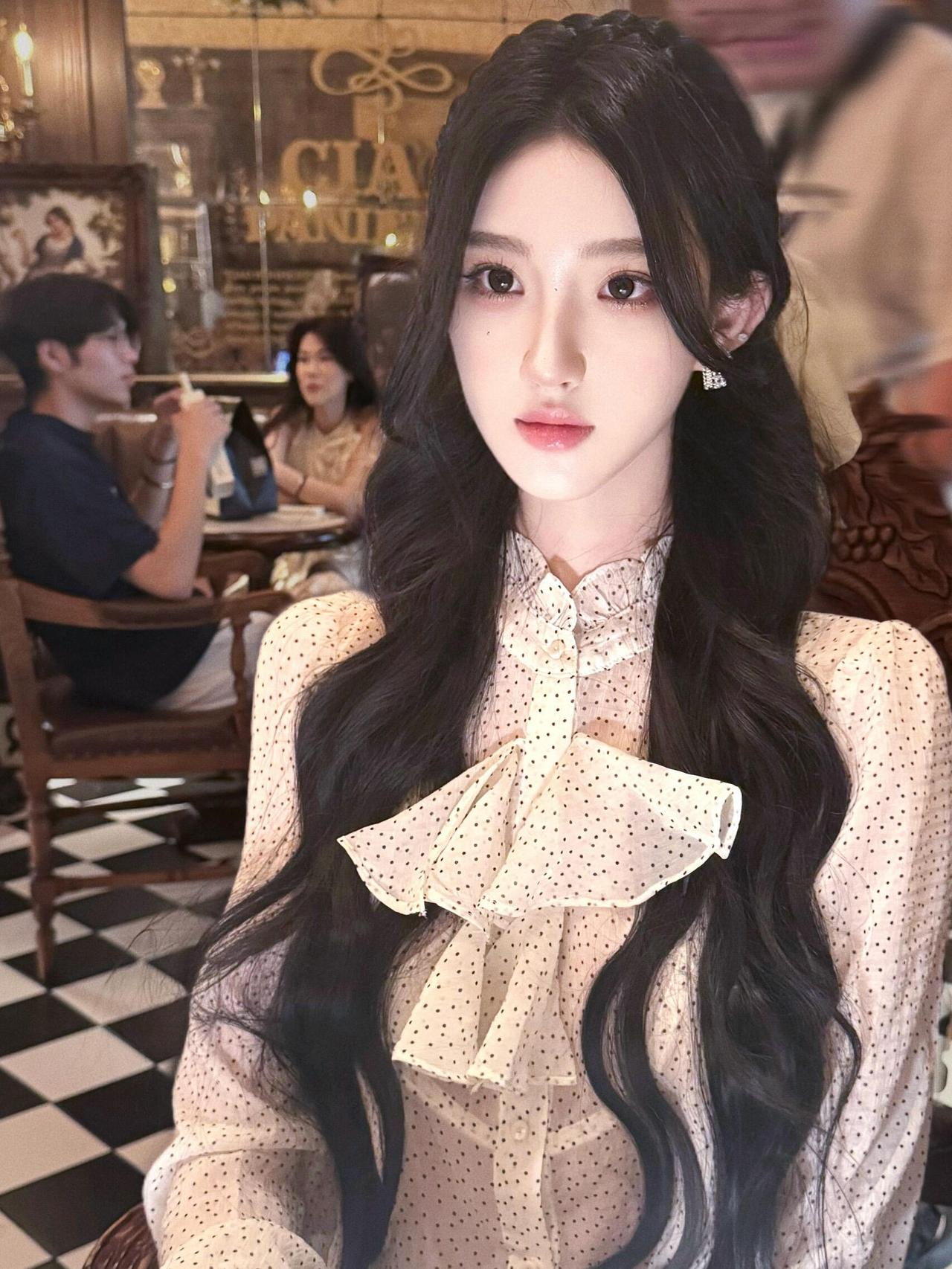 优雅咖啡馆里的少女