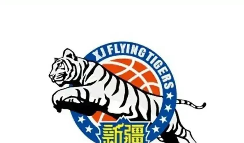 新疆现在手里四张外援牌，最稳的是大外劳森，场均18+10，但光靠他一个内线，万一