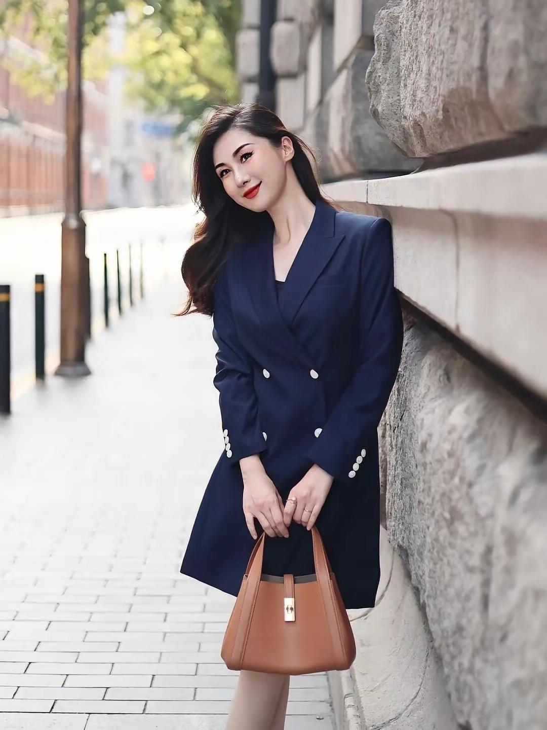 即使我们生来普通，也依然能闪耀光芒。越是黑暗，越能看见光。