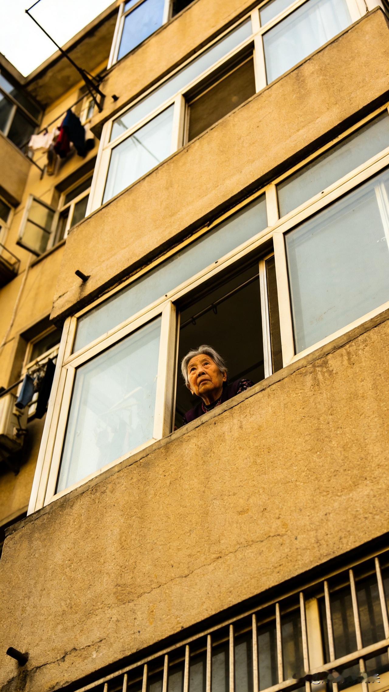 你敢信吗？我表姨今年78岁，悄悄和所有亲戚断了来往。只接电话，从不主动打；