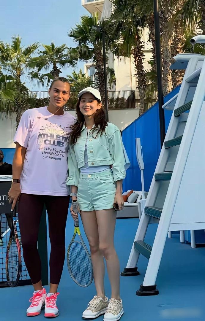 原来章泽天和萨巴伦卡一起打网球，怪不得东哥夫人身材这么绝