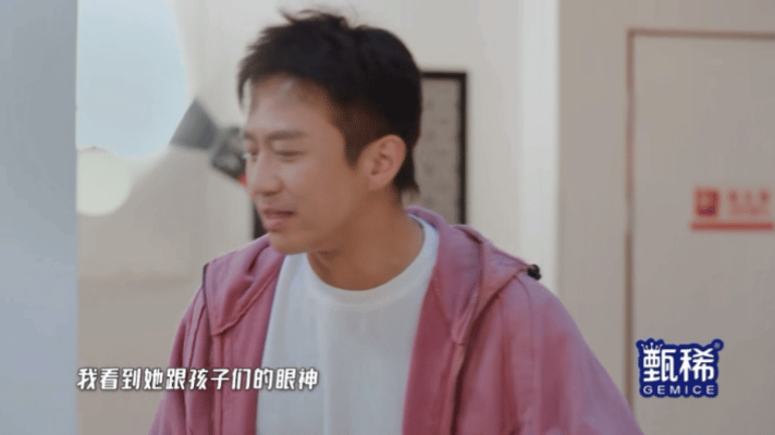 李乃文：你出来录综艺，家人是不是特开心？邓超：那可不，她们可高兴了。然后模仿孙俪