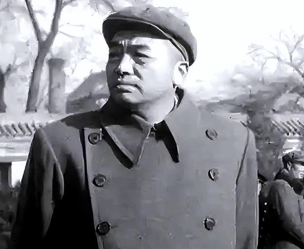 1961年，被罢官两年的彭德怀回乡，华国锋设宴招待，厨师用咸鸭蛋蛋黄摆出一个“太