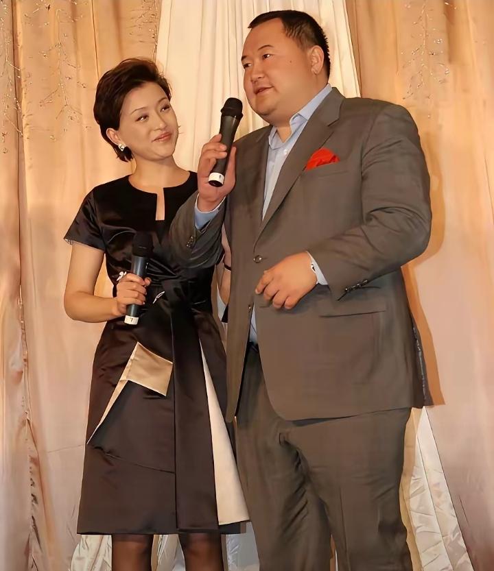 怪不得著名主持人杨澜会跟前夫张一兵离婚，你看她看现任老公吴征的眼神，一脸的崇拜，
