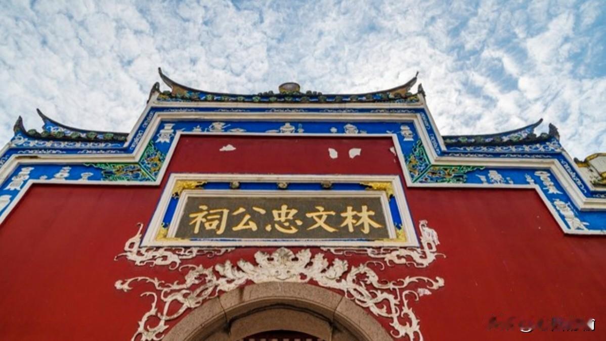 走进徐公祠，想象一下，徐庶与诸葛亮围坐畅谈天下的场景，这座千年祠堂藏着三国最精彩