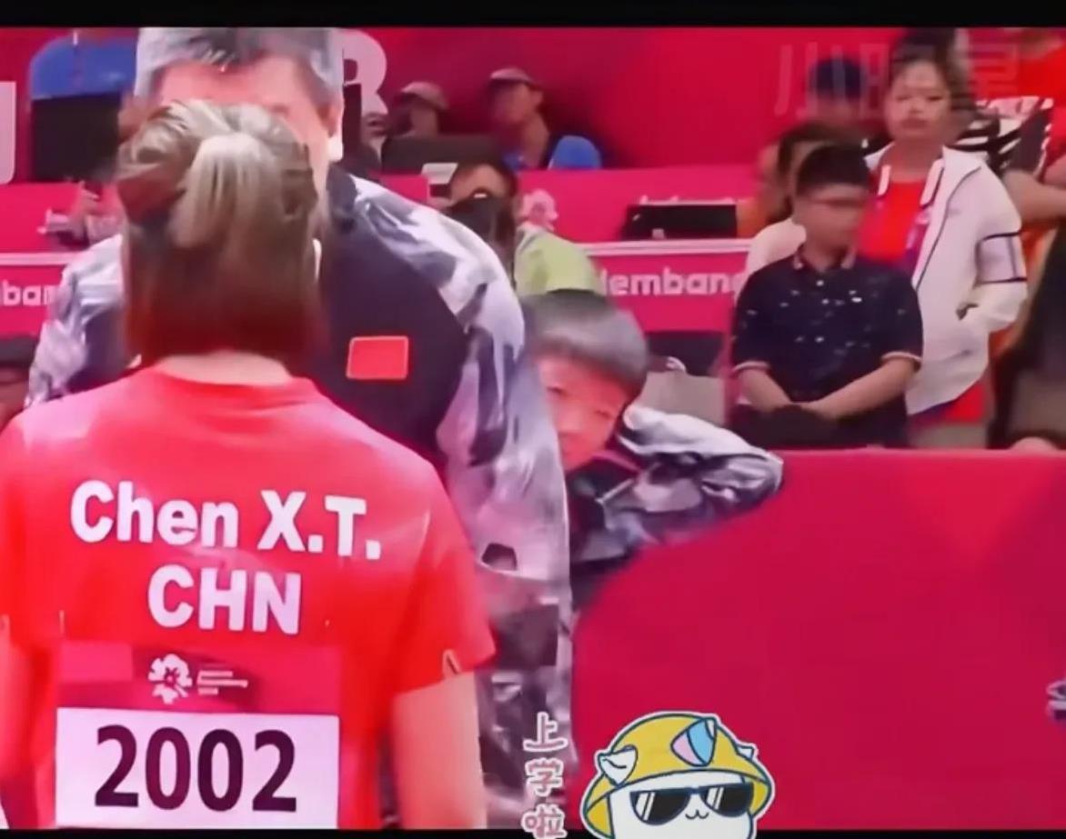 双手抱头从李爷爷身后窜出来，哪里钻出来一只小手办，莎莎太可爱了！就那样水灵灵地出