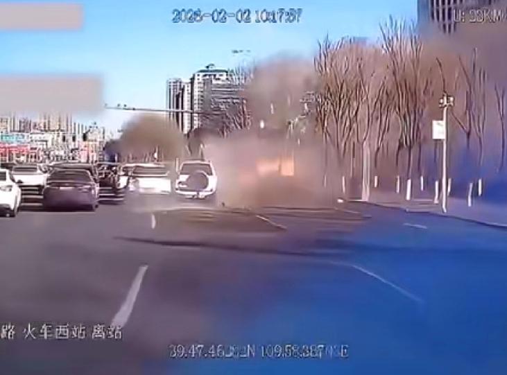 太吓人了！一辆白色奔驰失控漂移，先撞一辆前车，再铲断路边灯杆，最后只剩一堆废铁。