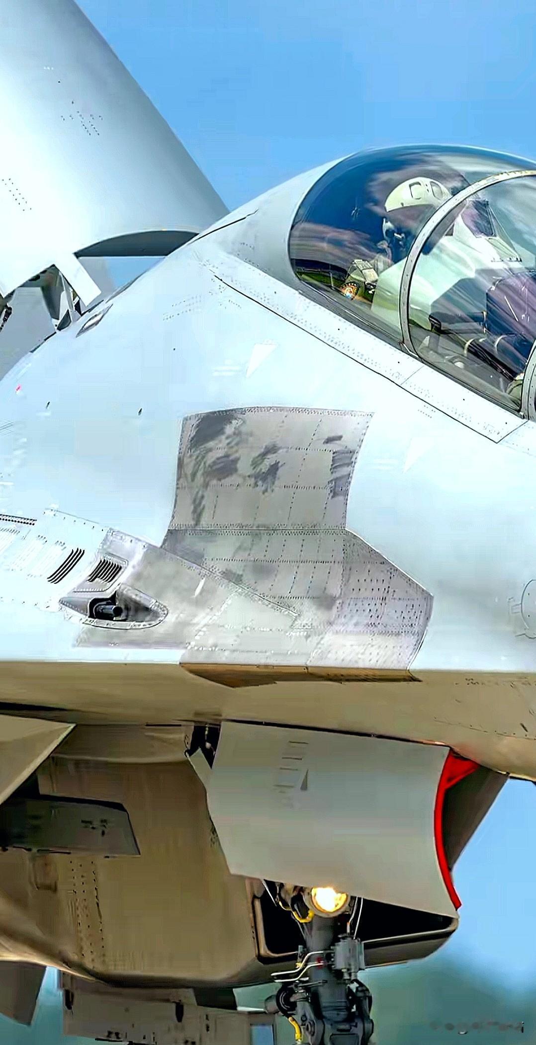 歼-16这块带着烧灼痕迹的金属蒙皮，格外引人注目。这一块未经喷漆、留有烧灼印记的