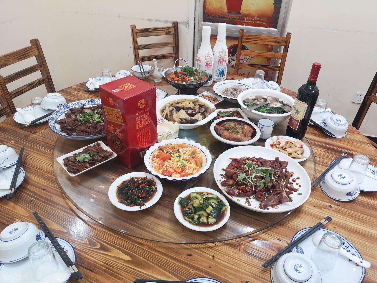 过年嘛，最热闹的就是亲朋好友聚在一起，说说笑笑、吃吃喝喝。最近好多肺癌患者朋友，