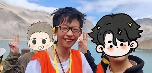 姚晨晒出12岁儿子徒步的照片，儿子长得很像她，尤其是嘴。不过儿子的牙齿参差不齐没