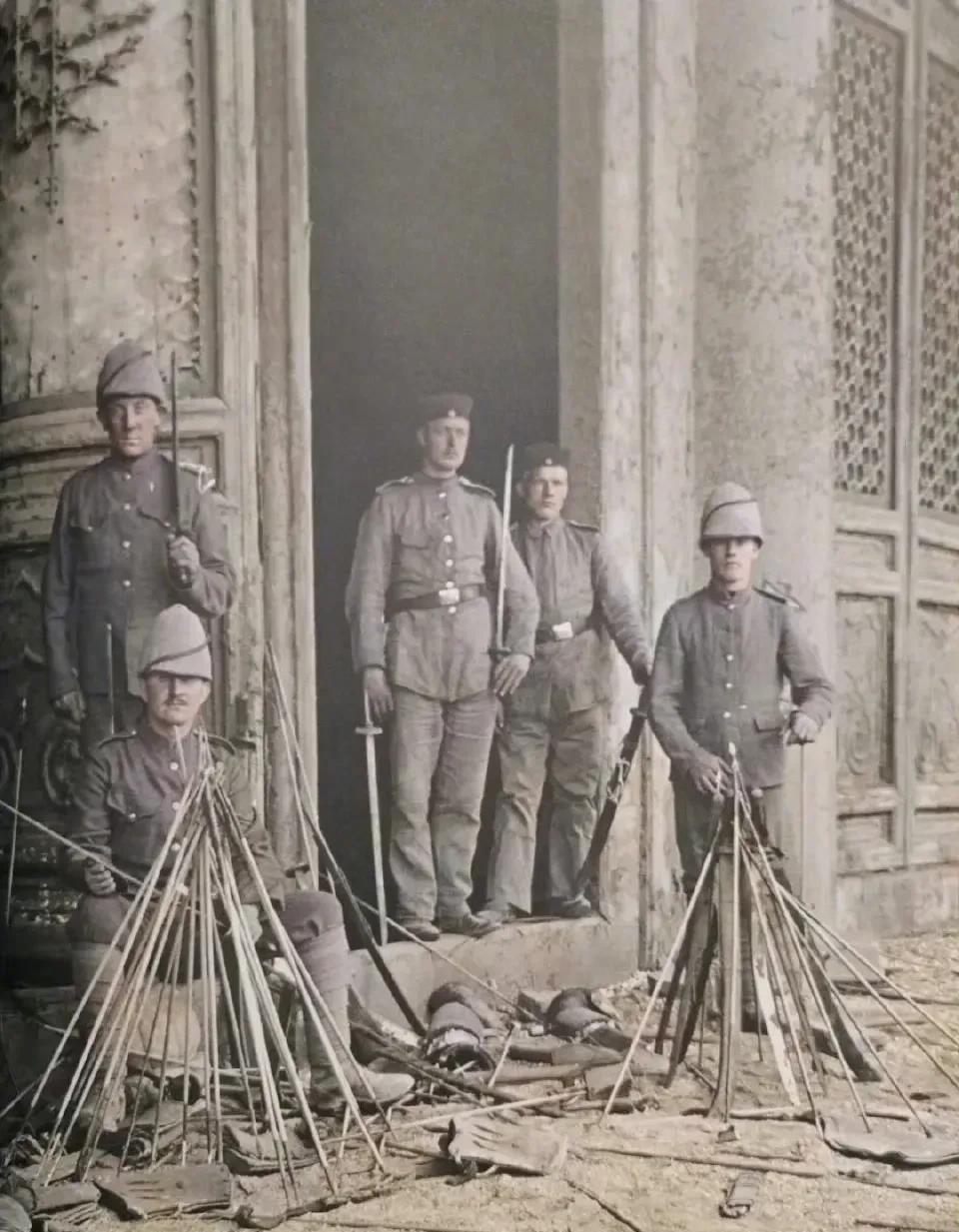 1900年，只有2000多人的八国联军从天津打到了北京，号称骁勇善战的八旗子弟落