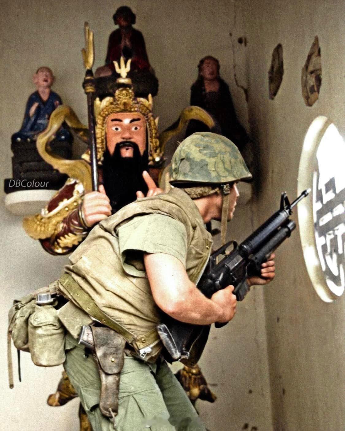 1968年2月26日越南顺化皇城武士的雕像与一名在巡逻的美国海军陆战队员形成鲜明