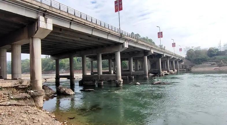 四川乐山，女子每天去江边散步，都能看见一男子裸泳，连看一个月后，女子忍不住了，她