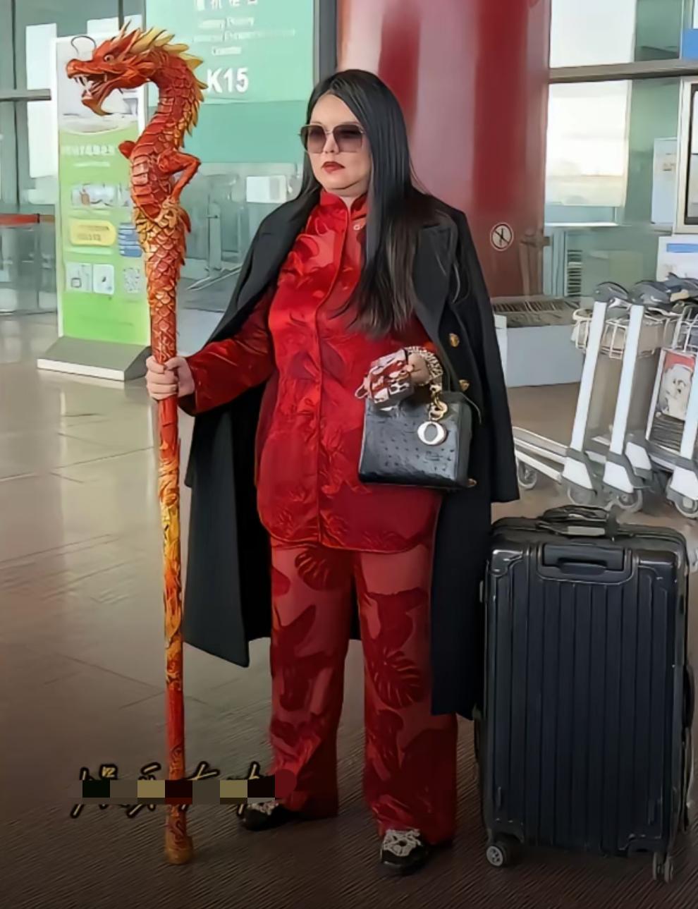 李湘这一身也太富贵了！和王岳伦为女儿庆祝完生日现身北京机场，她的这一身完美诠释