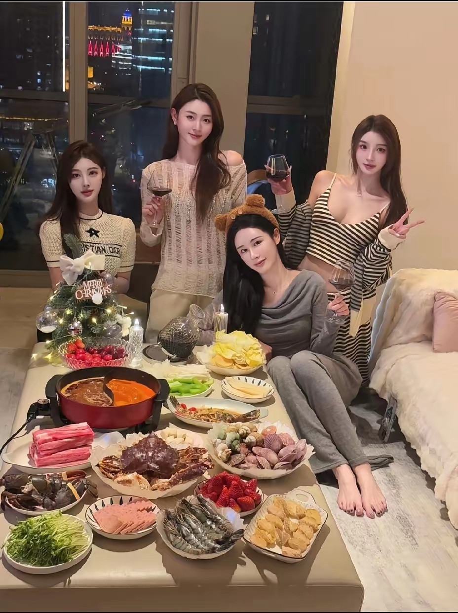 四个大龄剩女聚餐，如果让你选一个结婚，你怎么选？