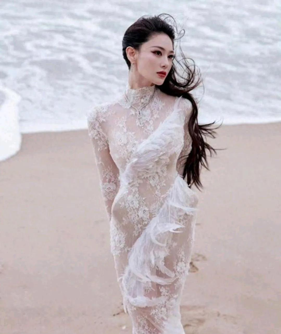 张馨予这透视蕾丝裙绝了！海边氛围感拉满，性感又高级谁不爱张馨予这套海边透视