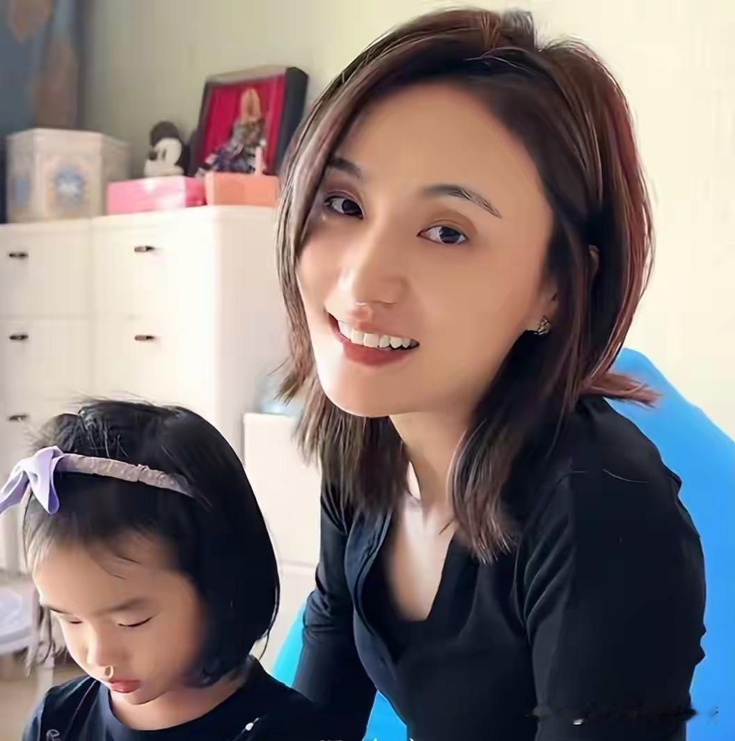 不顾外界阻力，嫁给了大19岁的李亚鹏，实践证明，这个婚姻真的不靠谱。起码在李亚