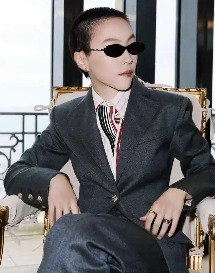 王菲女儿窦靖童寸头西装炸场香奈儿大秀完全碾压各路明星