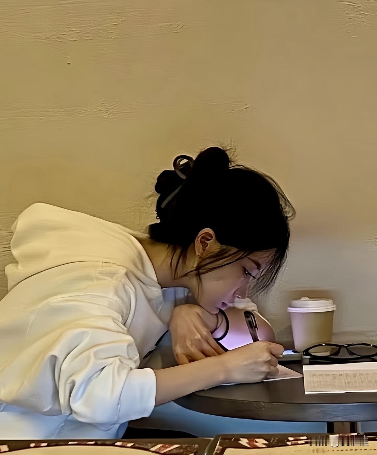 一位父亲吐槽：家里条件普通，妻子因病提前退休，全靠他一人挣钱，本以为女儿211大