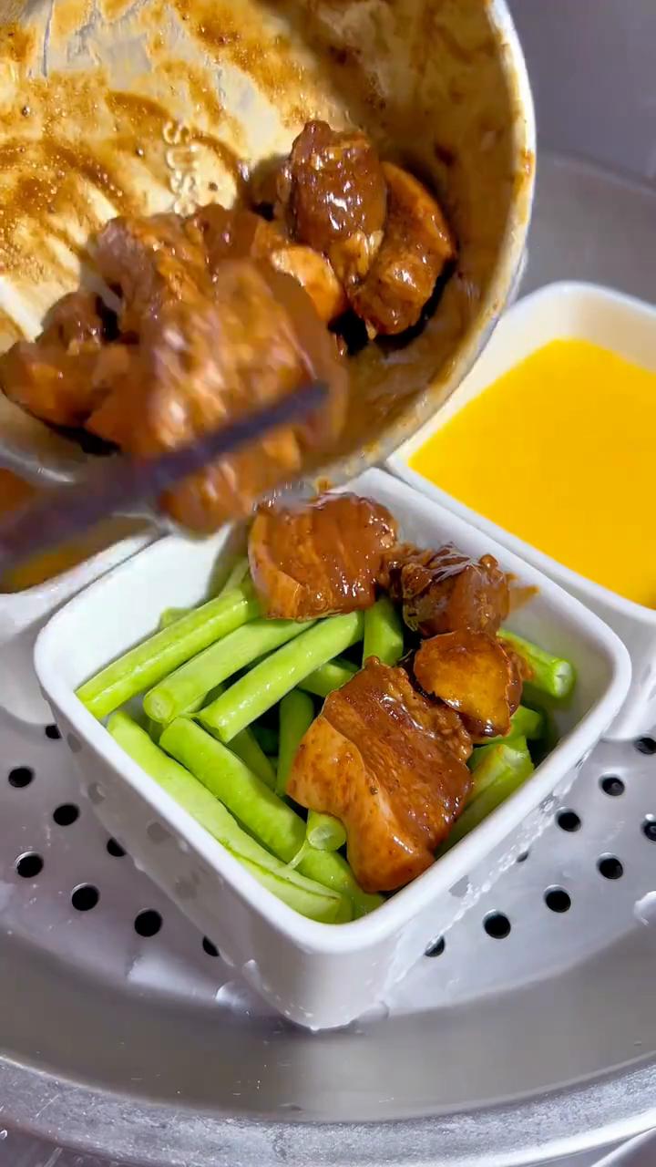 饭菜一锅蒸：南瓜饭、蒜蓉粉丝娃娃菜、五花肉蒸豆角、虾仁蒸蛋羹。一个人在家如何吃