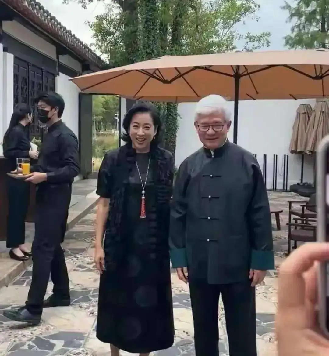 朱玲玲她这哪是在离婚，分明是在下一盘大棋，全力扶儿子霍启刚上位！港媒爆出猛料，6