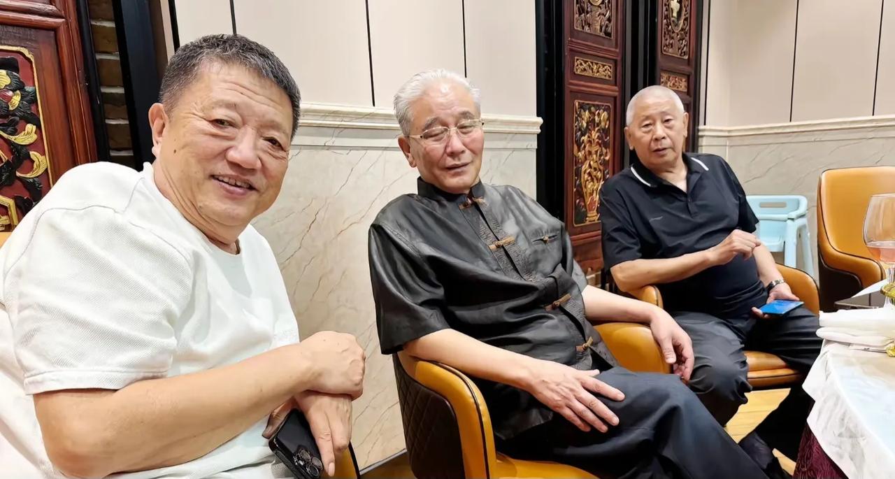 这是马志明80岁大寿时，演员秦焰晒出的现场合影。那时候秦焰刚满70岁，整个人