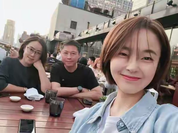演员张佳宁说：“有一次，我妈突然给我发微信说，你怎么是不婚主义呢？当时我就愣