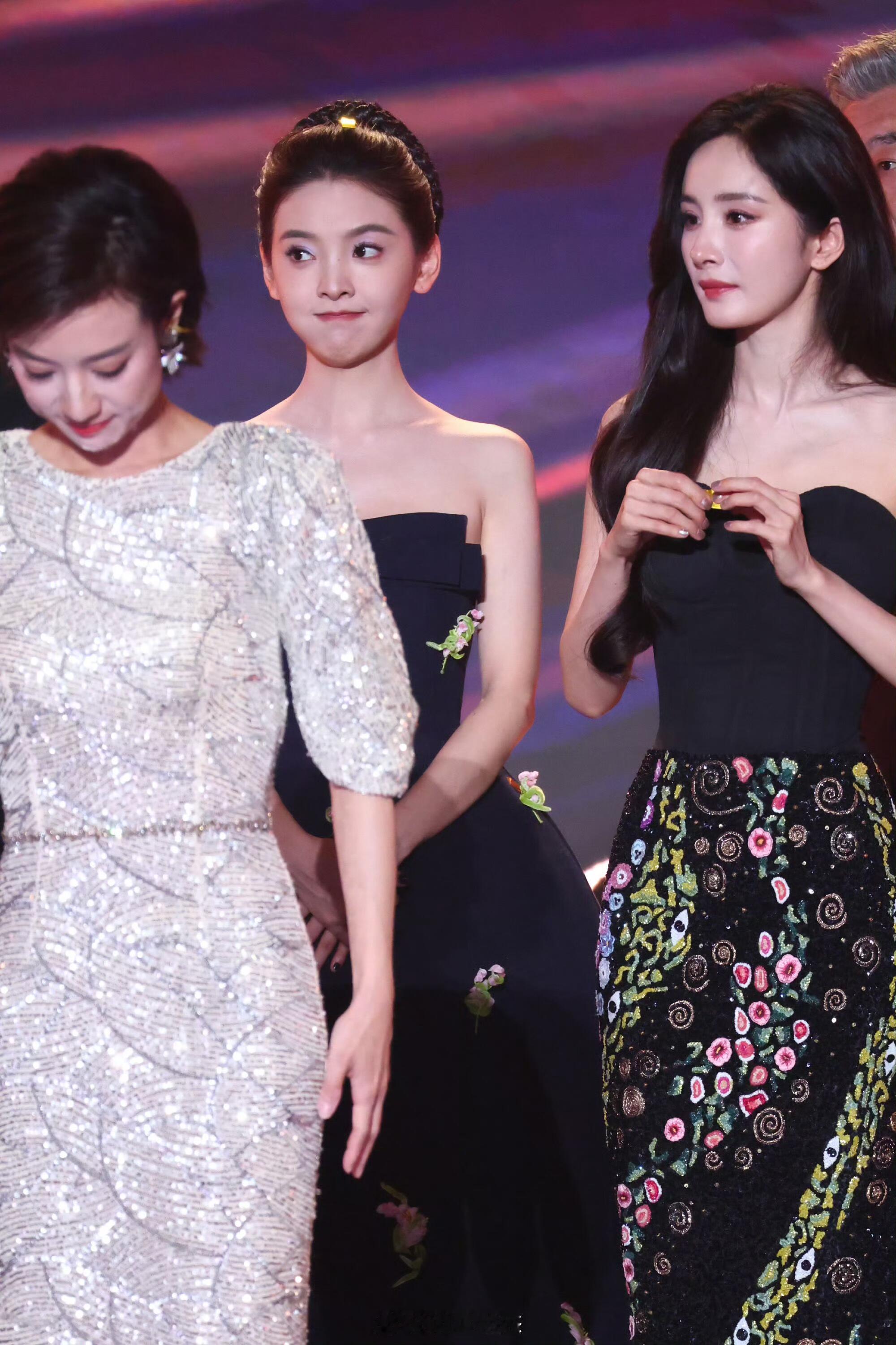 章若楠在杨幂旁边真的不输