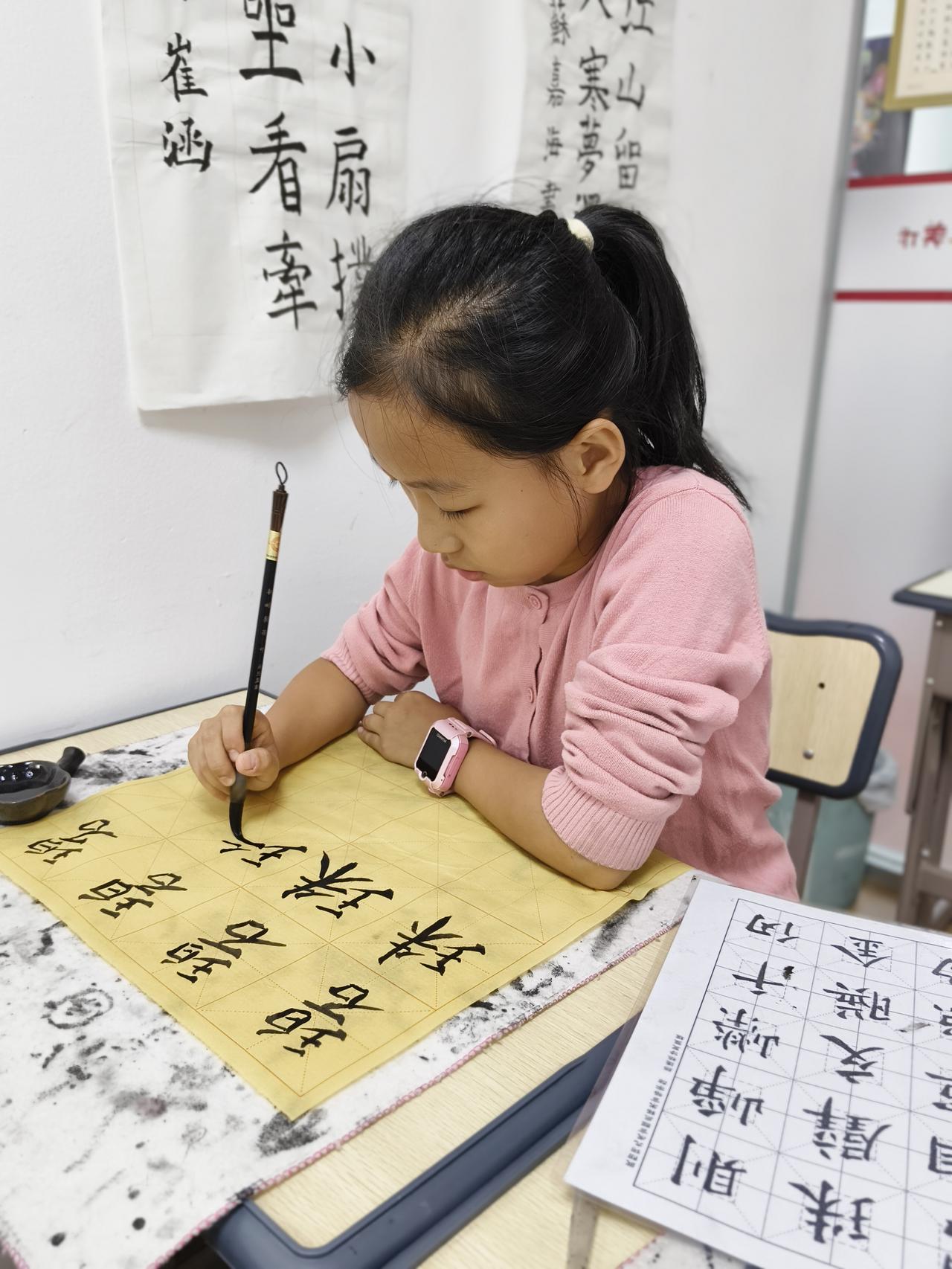 今天书法学习以王字旁（斜玉旁）为主题展开：第一，在笔法书写上，我们今日习得斜