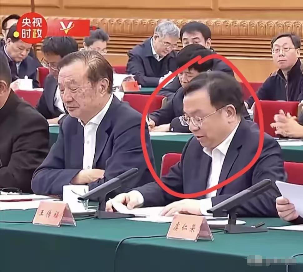 昨天的新闻都看了吧！传福哥作为民营企业家代表，稳居第一排挨着任老，妥妥的C位！