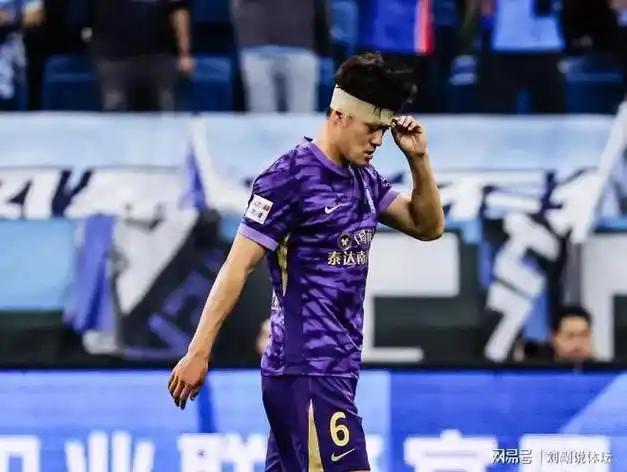 看了这两场球，最大的感受就是津门虎这节奏也太慢了，感觉全队都像在泥潭里踢球。中场