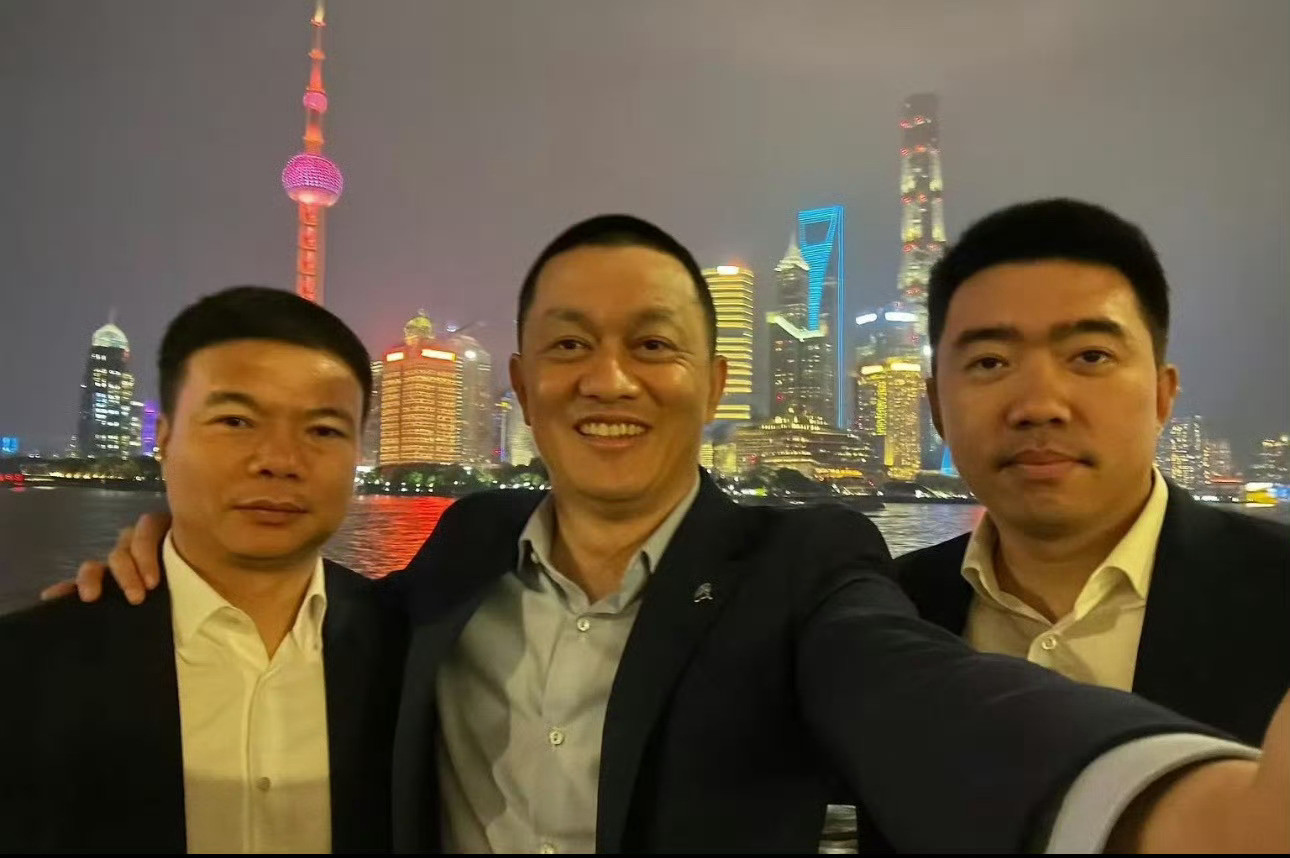 又恍惚了…蔚小理模仿秀[doge]上次让我这么震惊是几天前在杭州机场看到的法拉利