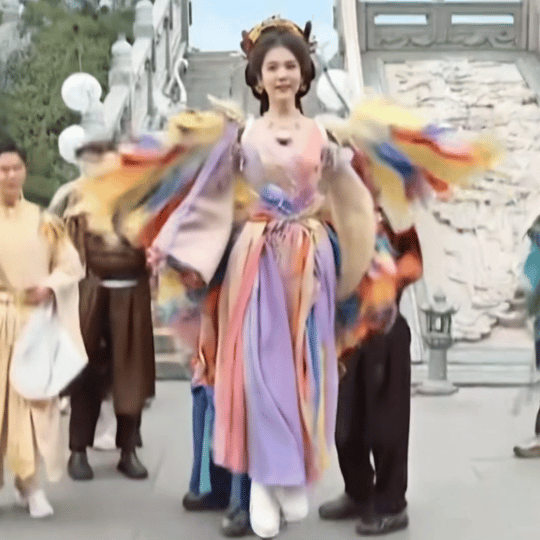 白鹿粉丝又整活了，白鹿奔跑吧凤凰神女造型，神女真的起飞了。白鹿：告诉我爸妈，晚上