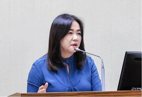 国民党“立委”当场发难，要求台湾军方必须交代美军人员驻台的具体情况，对台湾防务决