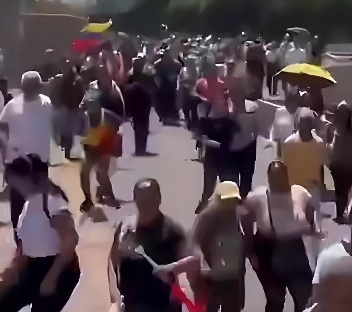 130玻利瓦尔，折合人民币不到两块钱的废纸，竟是一个资源大国工人辛劳一个月的最低