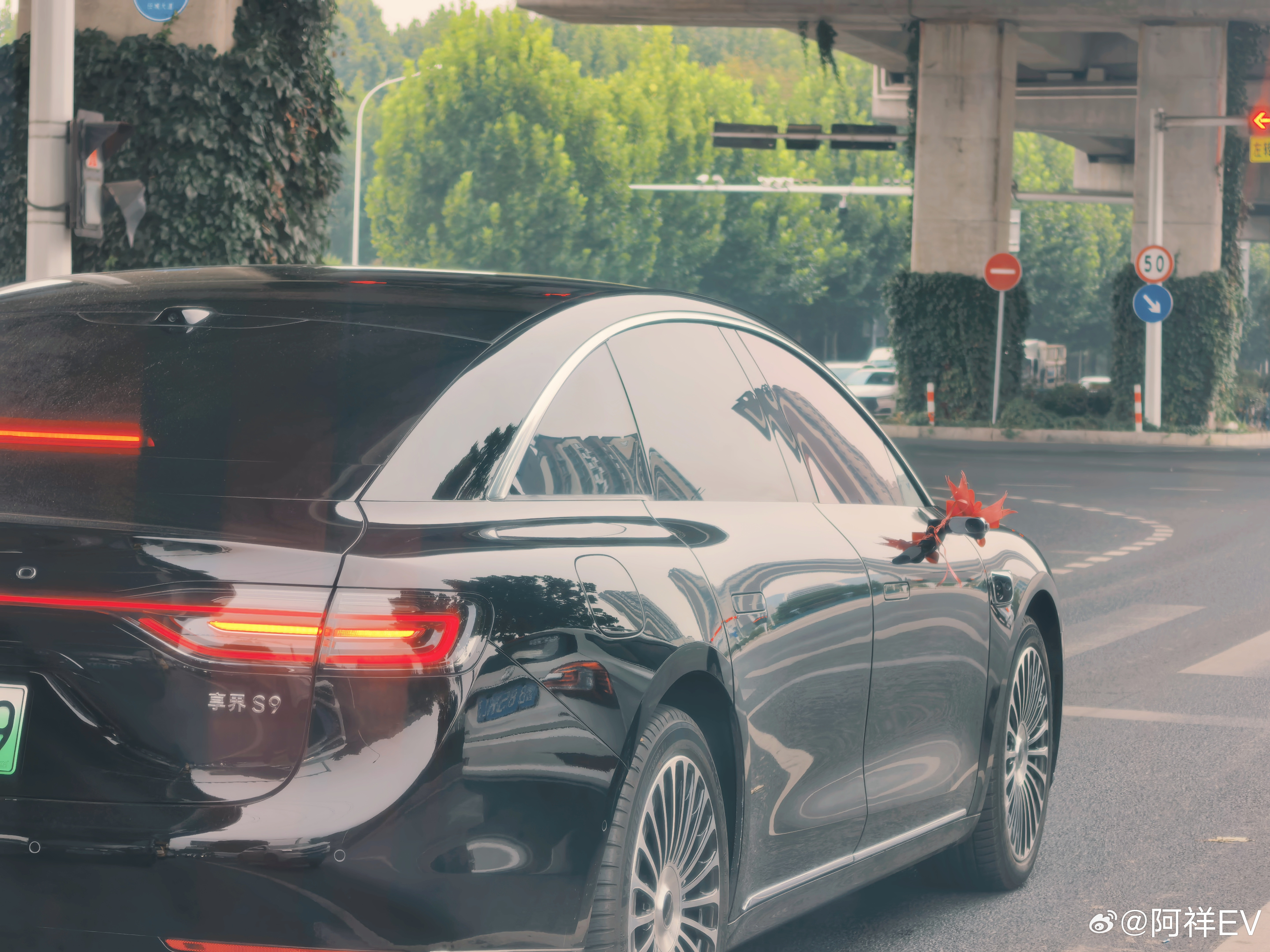 偶遇享界S9婚车。​​​