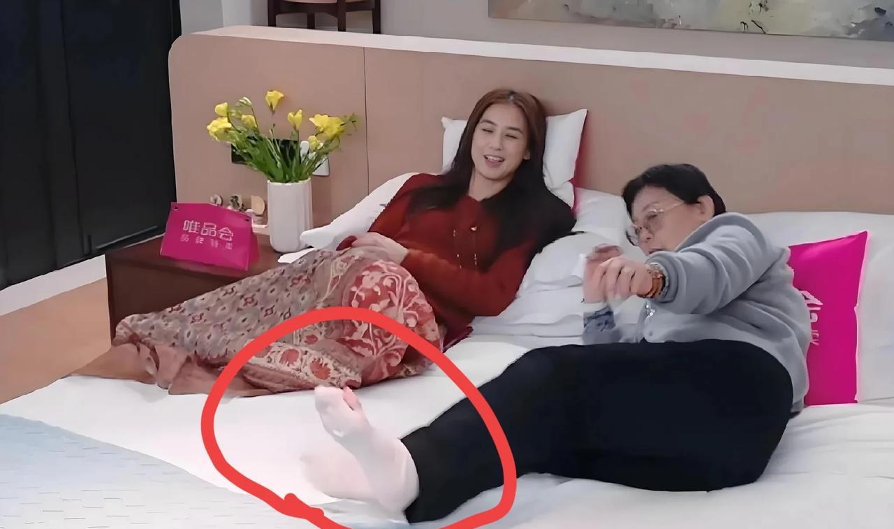 我问我妈，明明黄圣依家里这么有钱，为什么她妈妈还要穿破洞的袜子呀？前两天看节目