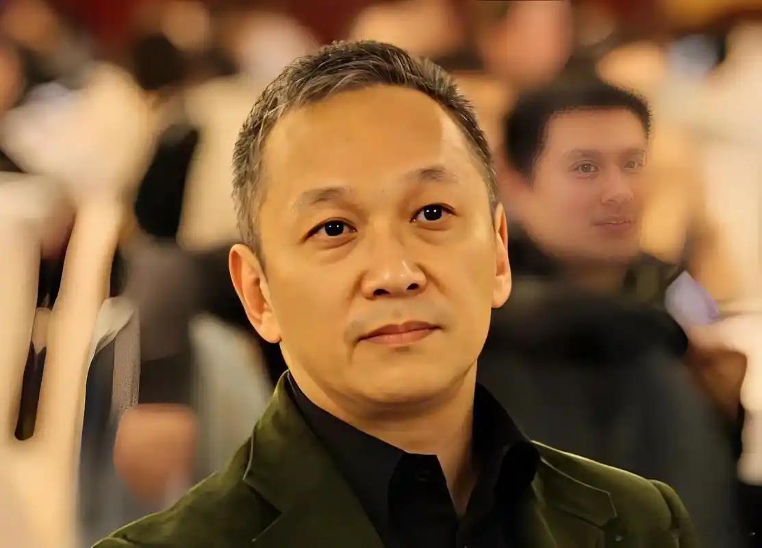 1982年，成龙以50万的年薪请陈德森当他的司机，但四年后陈德森却说:“大
