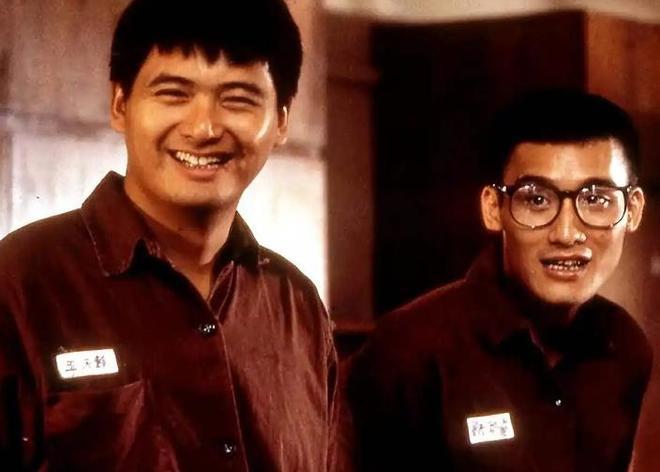 梁家辉说，自己这辈子不会忘记周润发对自己的好。当年他拍戏，与刘德华都是演小配角，