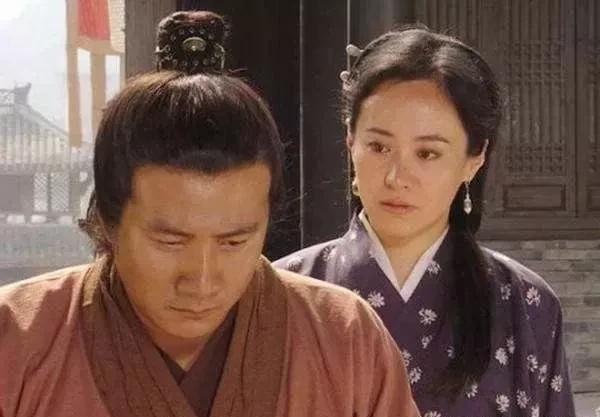 一次，朱元璋见马皇后坐在龙椅上顿时勃然大怒，声高八度地问道：谁准你坐在这的？普天