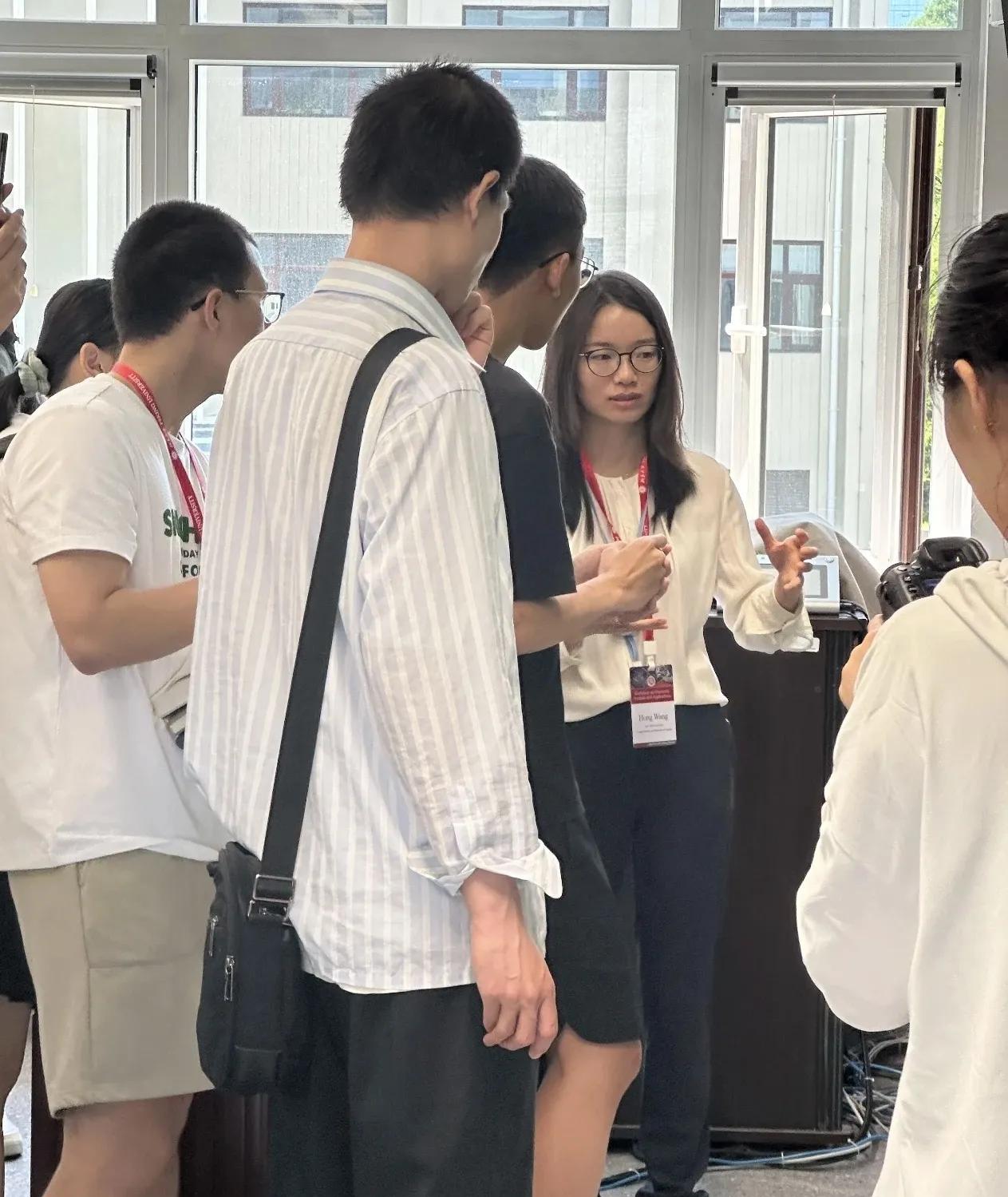 韦神坐第一排听王虹讲座，韦神和王虹有多大差距，数学大佬们举个例子形象说明一下！
